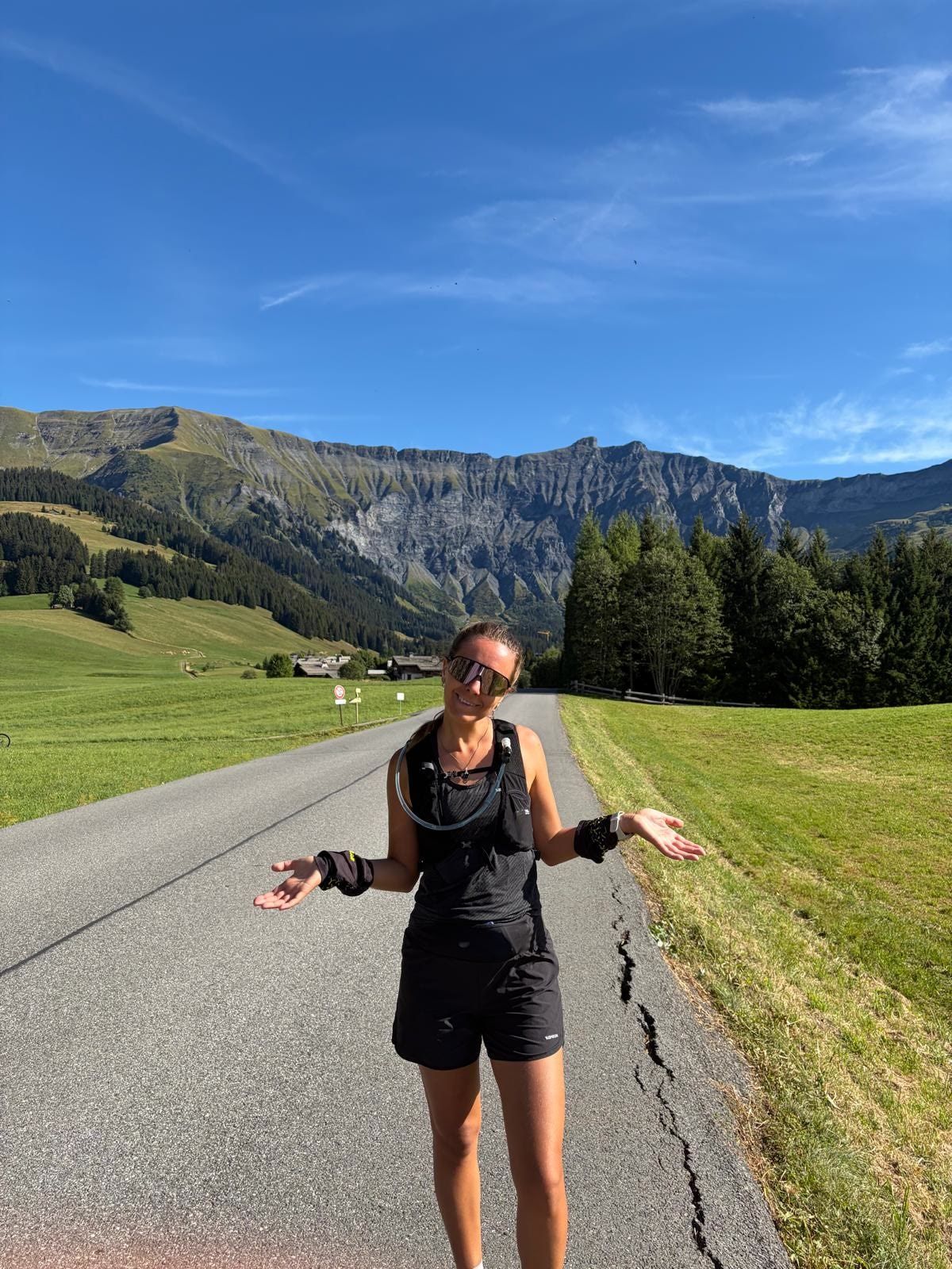 Marion en tenue de trail sur une route de montagne