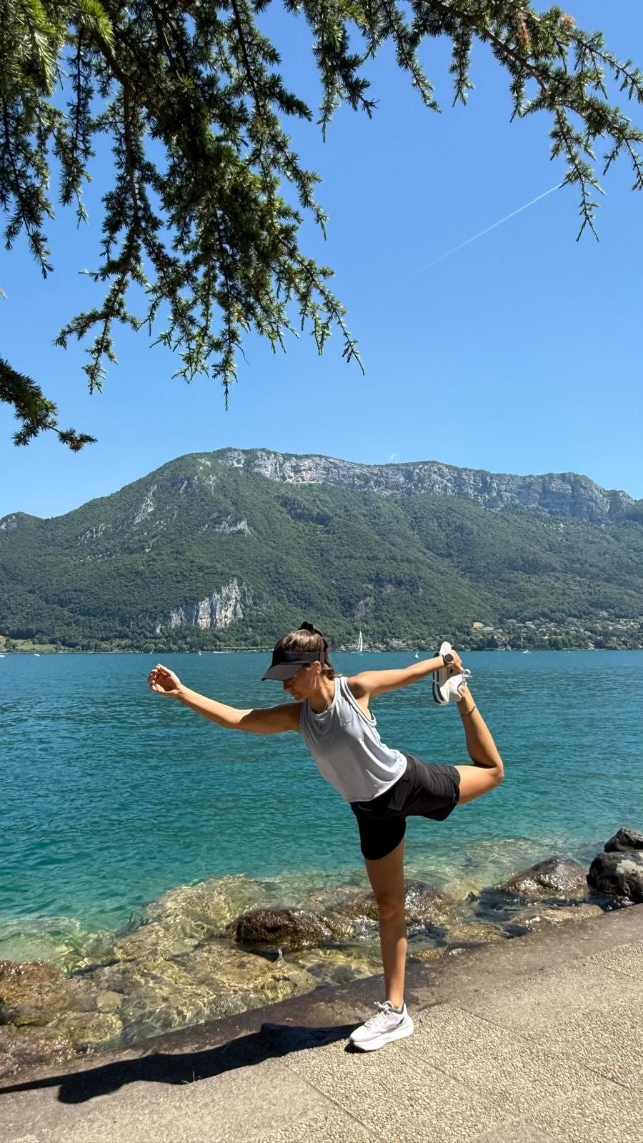 Posture de yoga face au lac d'Annecy